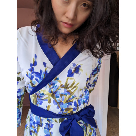 Robe style croisée imprimée bleu et blanc