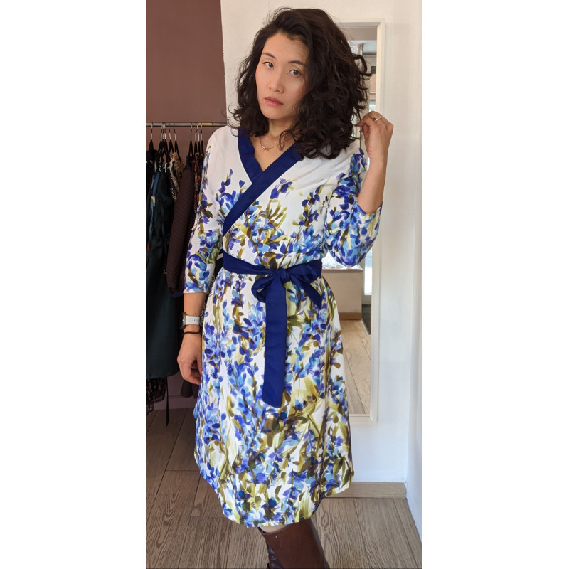 Robe style croisée imprimée bleu et blanc