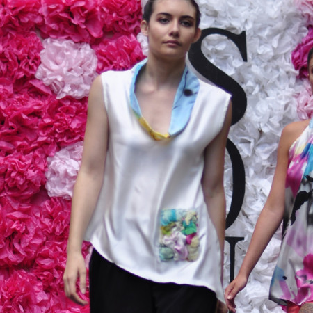 Blouse en soie satin peinte à la main