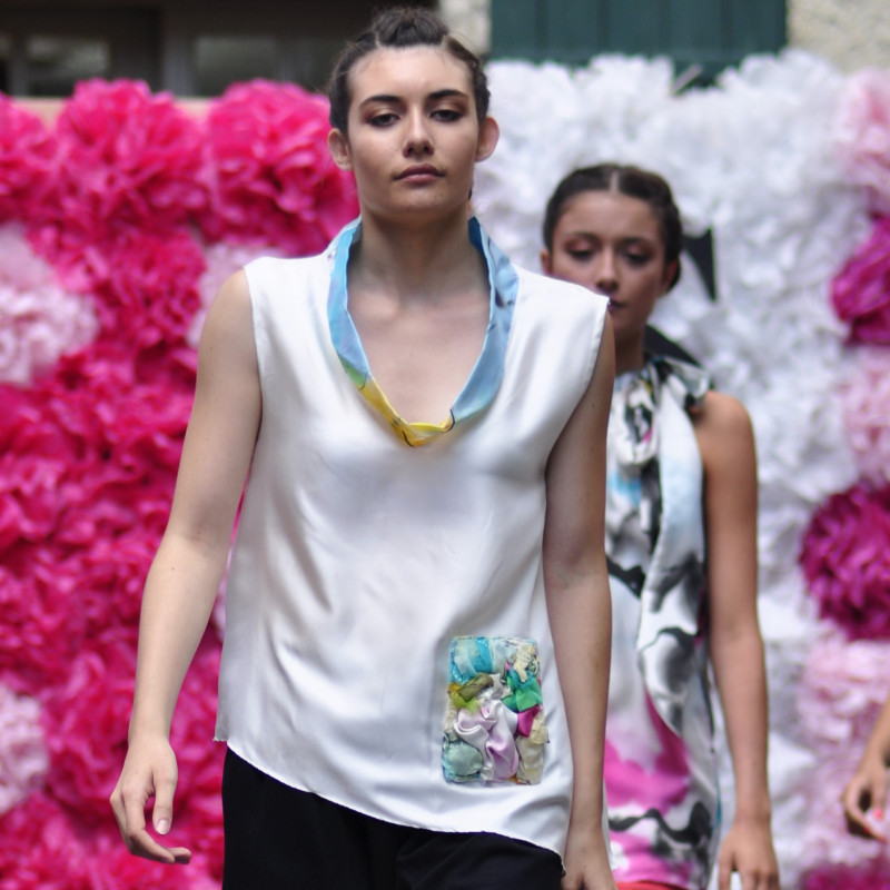 Blouse en soie satin peinte à la main