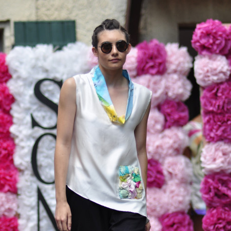 Blouse en soie satin peinte à la main