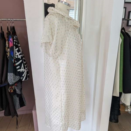 Robe en soie à pois dorée