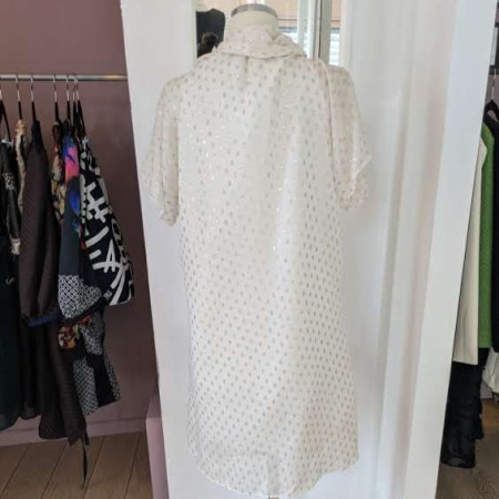 Robe en soie à pois dorée