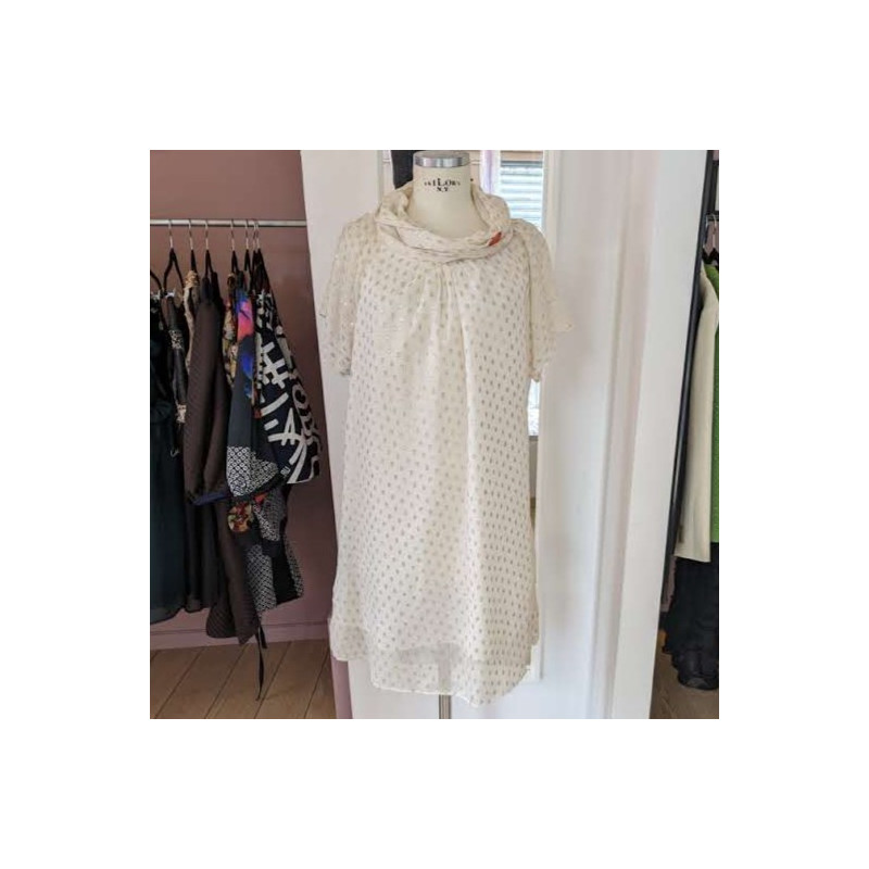 Robe en soie à pois dorée