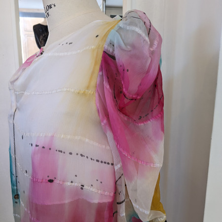 Blouse en soie peinte à la main