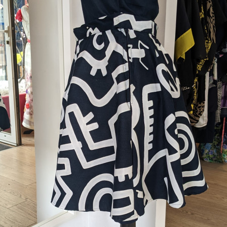 Jupe en tissu peinte à la main par l'artiste RALAU