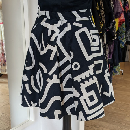 Jupe en tissu peinte à la main par l'artiste RALAU