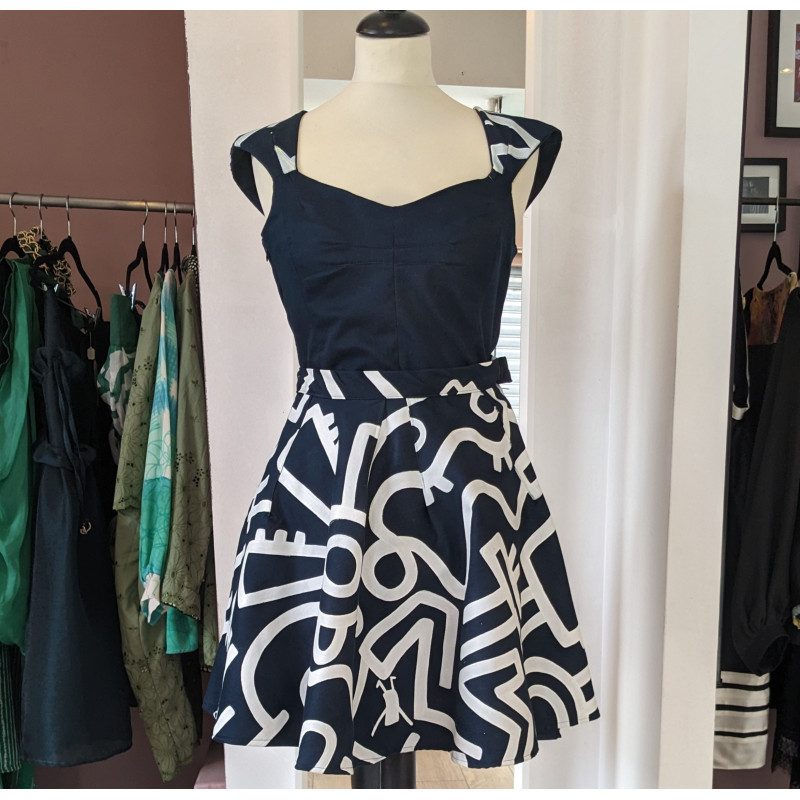 Jupe en tissu peinte à la main par l'artiste RALAU