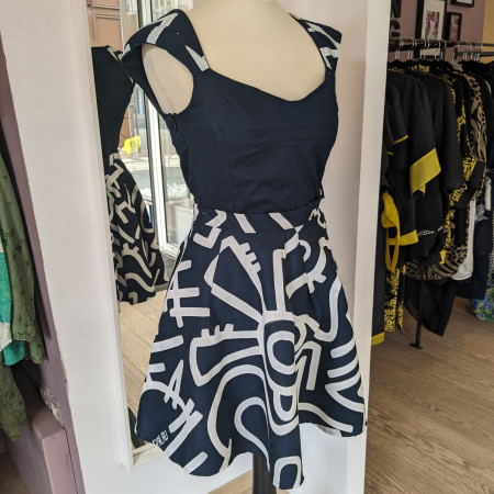 Jupe en tissu peinte à la main par l'artiste RALAU